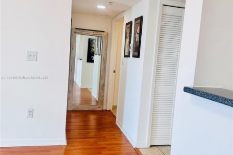 Condominio en alquiler en Miami, Florida, 2 dormitorios, 81.38 m2 № 1953607 - foto 14