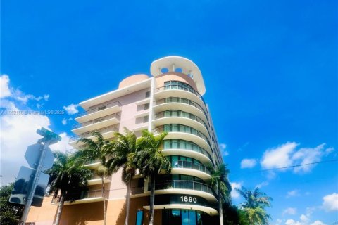 Condominio en alquiler en Miami, Florida, 2 dormitorios, 81.38 m2 № 1953607 - foto 28