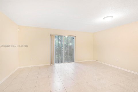 Townhouse in Opa-locka, Florida 3 bedrooms, 116.41 sq.m. № 1965441 - photo 4