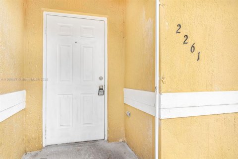 Townhouse in Opa-locka, Florida 3 bedrooms, 116.41 sq.m. № 1965441 - photo 2