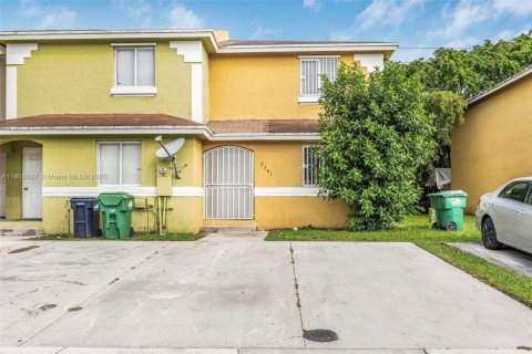 Townhouse in Opa-locka, Florida 3 bedrooms, 116.41 sq.m. № 1965441 - photo 1