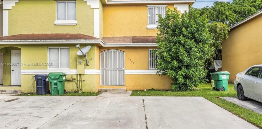 Townhouse in Opa-locka, Florida 3 bedrooms, 116.41 sq.m. № 1965441