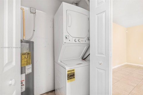 Townhouse in Opa-locka, Florida 3 bedrooms, 116.41 sq.m. № 1965441 - photo 17