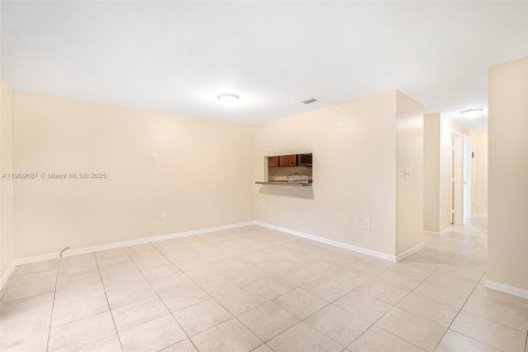 Townhouse in Opa-locka, Florida 3 bedrooms, 116.41 sq.m. № 1965441 - photo 5