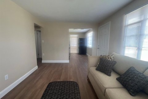 House in Eustis, Florida 3 bedrooms, 86.96 sq.m. № 1918646 - photo 4