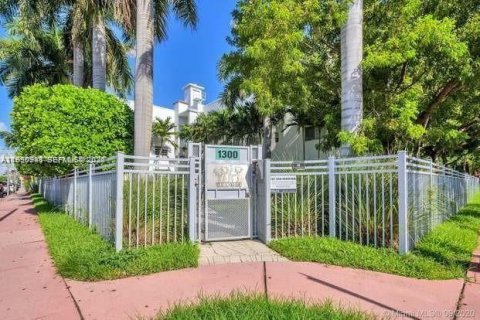 Снять в аренду квартиру в Майами-Бич, Флорида 1 спальня, 48.49м2, № 2056444 - фото 15