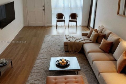 House in Lauderdale Lakes, Florida 2 bedrooms, 112.69 sq.m. № 1984301 - photo 3