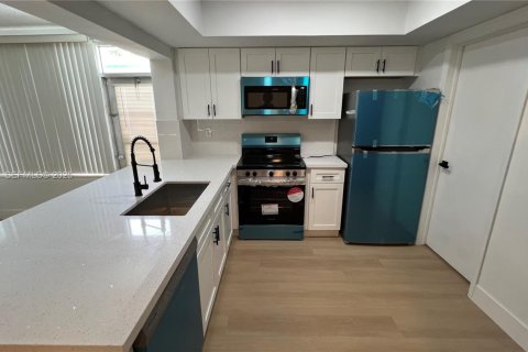 House in Lauderdale Lakes, Florida 2 bedrooms, 112.69 sq.m. № 1984301 - photo 4