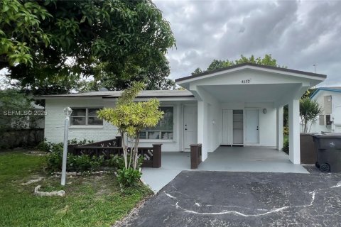 House in Lauderdale Lakes, Florida 2 bedrooms, 112.69 sq.m. № 1984301 - photo 1