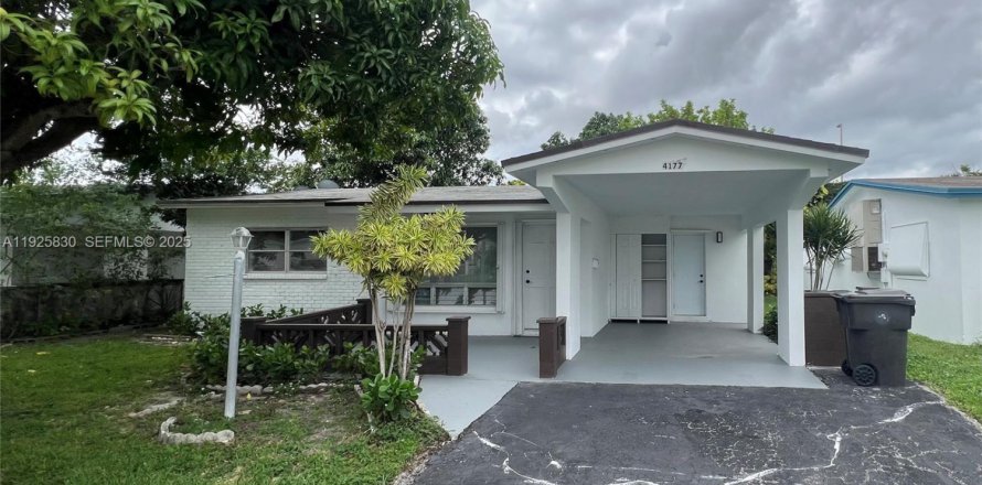 House in Lauderdale Lakes, Florida 2 bedrooms, 112.69 sq.m. № 1984301