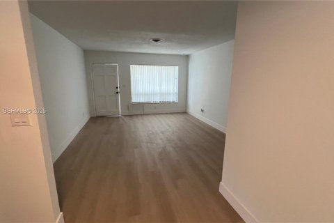 House in Lauderdale Lakes, Florida 2 bedrooms, 112.69 sq.m. № 1984301 - photo 2