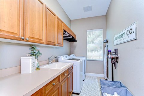 House in Land O' Lakes, Florida 4 bedrooms, 325.16 sq.m. № 1681893 - photo 21