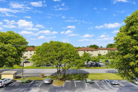 Condo in Pembroke Pines, Florida, 2 bedrooms № 2054526 - photo 25