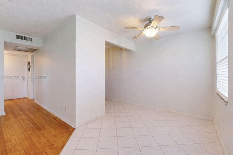 Condo in Pembroke Pines, Florida, 2 bedrooms № 2054526 - photo 4