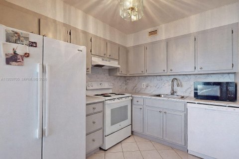 Condo in Pembroke Pines, Florida, 2 bedrooms № 2054526 - photo 6