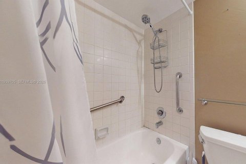 Condo in Pembroke Pines, Florida, 2 bedrooms № 2054526 - photo 15