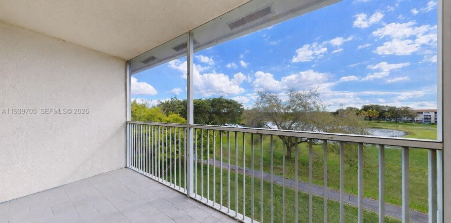 Condo in Pembroke Pines, Florida, 2 bedrooms № 2054526