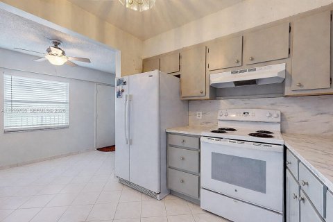 Condo in Pembroke Pines, Florida, 2 bedrooms № 2054526 - photo 8