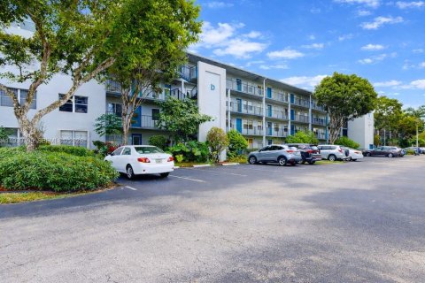 Condo in Pembroke Pines, Florida, 2 bedrooms № 2054526 - photo 28