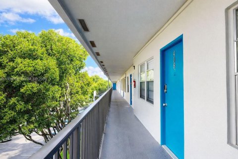 Condo in Pembroke Pines, Florida, 2 bedrooms № 2054526 - photo 23