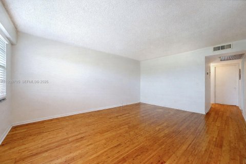 Condo in Pembroke Pines, Florida, 2 bedrooms № 2054526 - photo 12