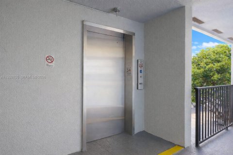 Condo in Pembroke Pines, Florida, 2 bedrooms № 2054526 - photo 22