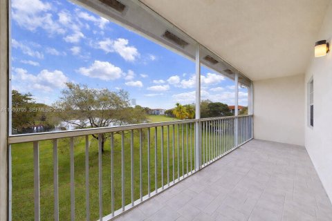 Condo in Pembroke Pines, Florida, 2 bedrooms № 2054526 - photo 2