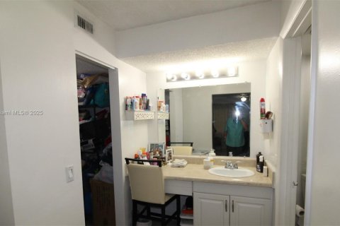 Condo in Cutler Bay, Florida, 1 bedroom № 1962948 - photo 10