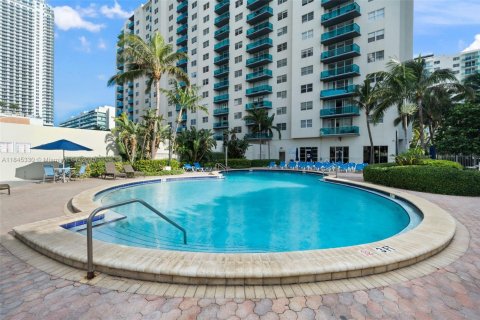 Condo in Hollywood, Florida, 2 bedrooms  № 1842441 - photo 18