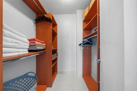 Condo in Hollywood, Florida, 2 bedrooms  № 1842441 - photo 17