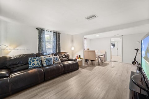 House in Miami, Florida 2 bedrooms, 86.12 sq.m. № 1798735 - photo 2