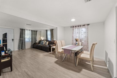 House in Miami, Florida 2 bedrooms, 86.12 sq.m. № 1798735 - photo 3