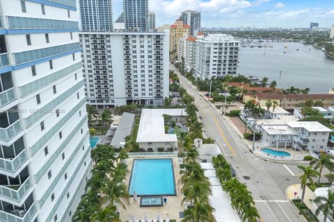 Condo in Fort Lauderdale, Florida, 2 bedrooms № 2406199 - photo 19