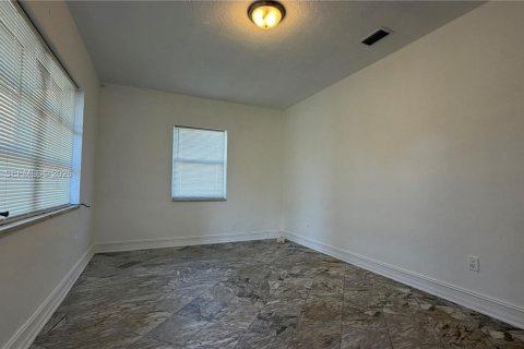 Villa ou maison à louer à North Miami Beach, Floride: 2 chambres, 135.17 m2 № 2023861 - photo 15