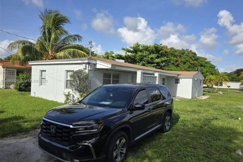 Villa ou maison à louer à North Miami Beach, Floride: 2 chambres, 135.17 m2 № 2023861 - photo 3