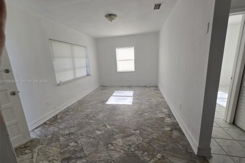 Villa ou maison à louer à North Miami Beach, Floride: 2 chambres, 135.17 m2 № 2023861 - photo 6