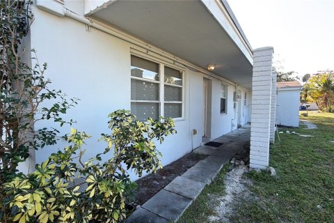 Villa ou maison à louer à North Miami Beach, Floride: 2 chambres, 135.17 m2 № 2023861 - photo 2