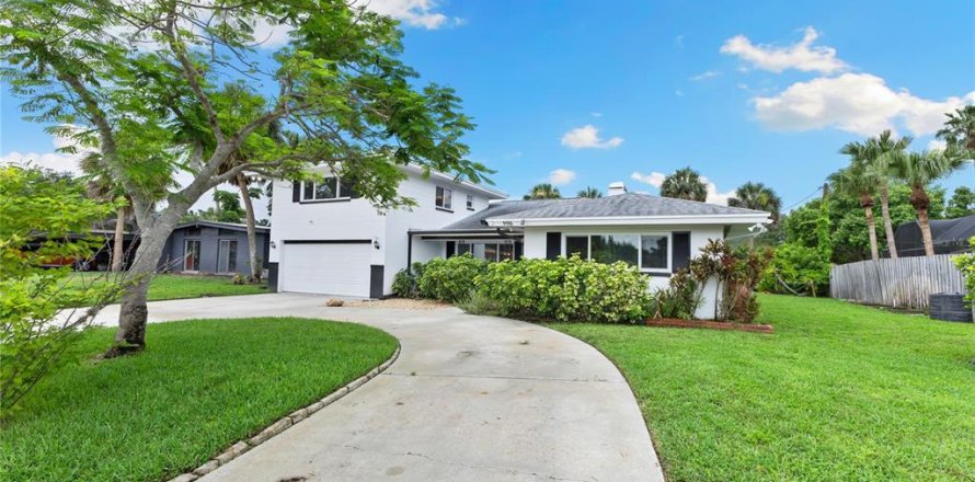 House in Saint Petersburg, Florida 4 bedrooms, 233.74 sq.m. № 1774999