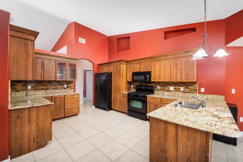 House in Port St. Lucie, Florida 3 bedrooms, 214.23 sq.m. № 2422212 - photo 10