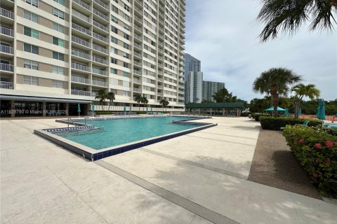 Condo in Sunny Isles Beach, Florida, 2 bedrooms  № 1806255 - photo 2