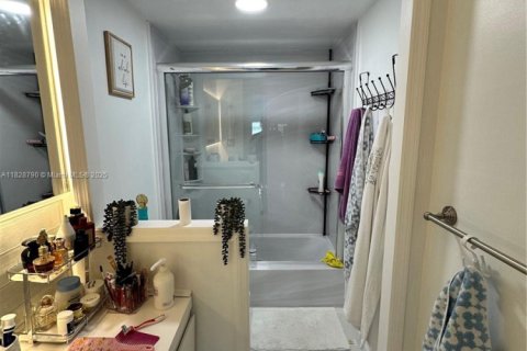 Condo in Sunny Isles Beach, Florida, 2 bedrooms  № 1806255 - photo 12