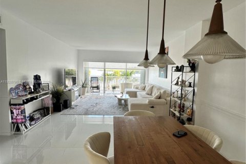 Condo in Sunny Isles Beach, Florida, 2 bedrooms  № 1806255 - photo 28