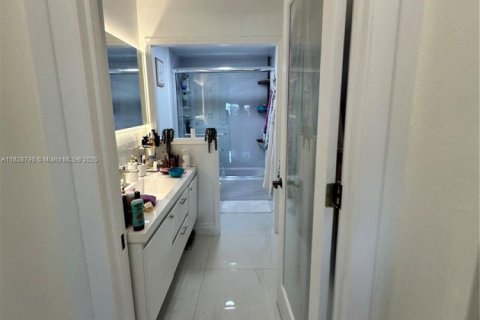 Condo in Sunny Isles Beach, Florida, 2 bedrooms  № 1806255 - photo 14