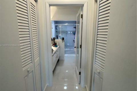 Condo in Sunny Isles Beach, Florida, 2 bedrooms  № 1806255 - photo 15
