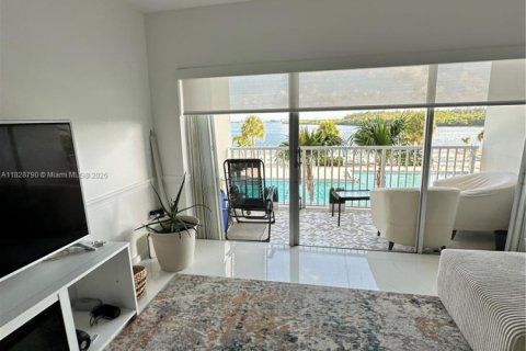 Condo in Sunny Isles Beach, Florida, 2 bedrooms  № 1806255 - photo 23