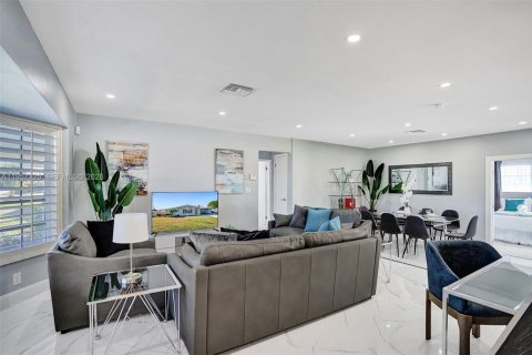 Casa en venta en Deerfield Beach, Florida, 4 dormitorios, 179.67 m2 № 2011668 - foto 3