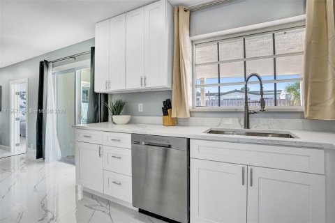 Casa en venta en Deerfield Beach, Florida, 4 dormitorios, 179.67 m2 № 2011668 - foto 15