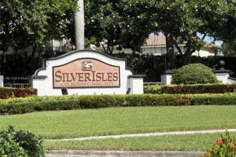 Купить виллу или дом в Мирамар, Флорида 5 спален, 244.98м2, № 1925098 - фото 1