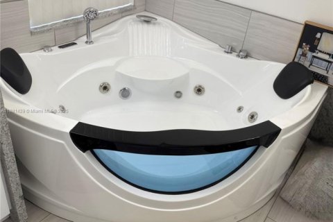 Купить виллу или дом в Мирамар, Флорида 5 спален, 244.98м2, № 1925098 - фото 18