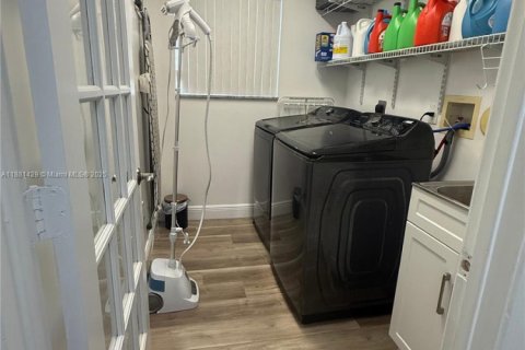 Купить виллу или дом в Мирамар, Флорида 5 спален, 244.98м2, № 1925098 - фото 13